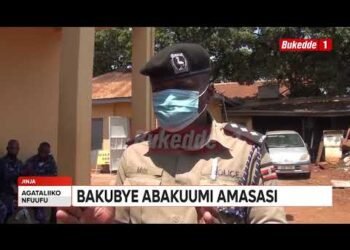 Agataliikonfuufu: Abazigu balumbye essundiro lyamafuta babakubye  abakuumi amasasi