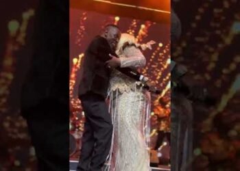 #steciamayanja hugs ex Charles Ssekyewa while performing wabanswaliza live at Serena #ugandanmusic