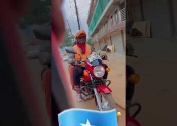 Sax Miyaa Sida Ragga Inay U Raacdo      #degdeg #ciyaalxamar #duet #funny #comedyfilms #memes#uganda